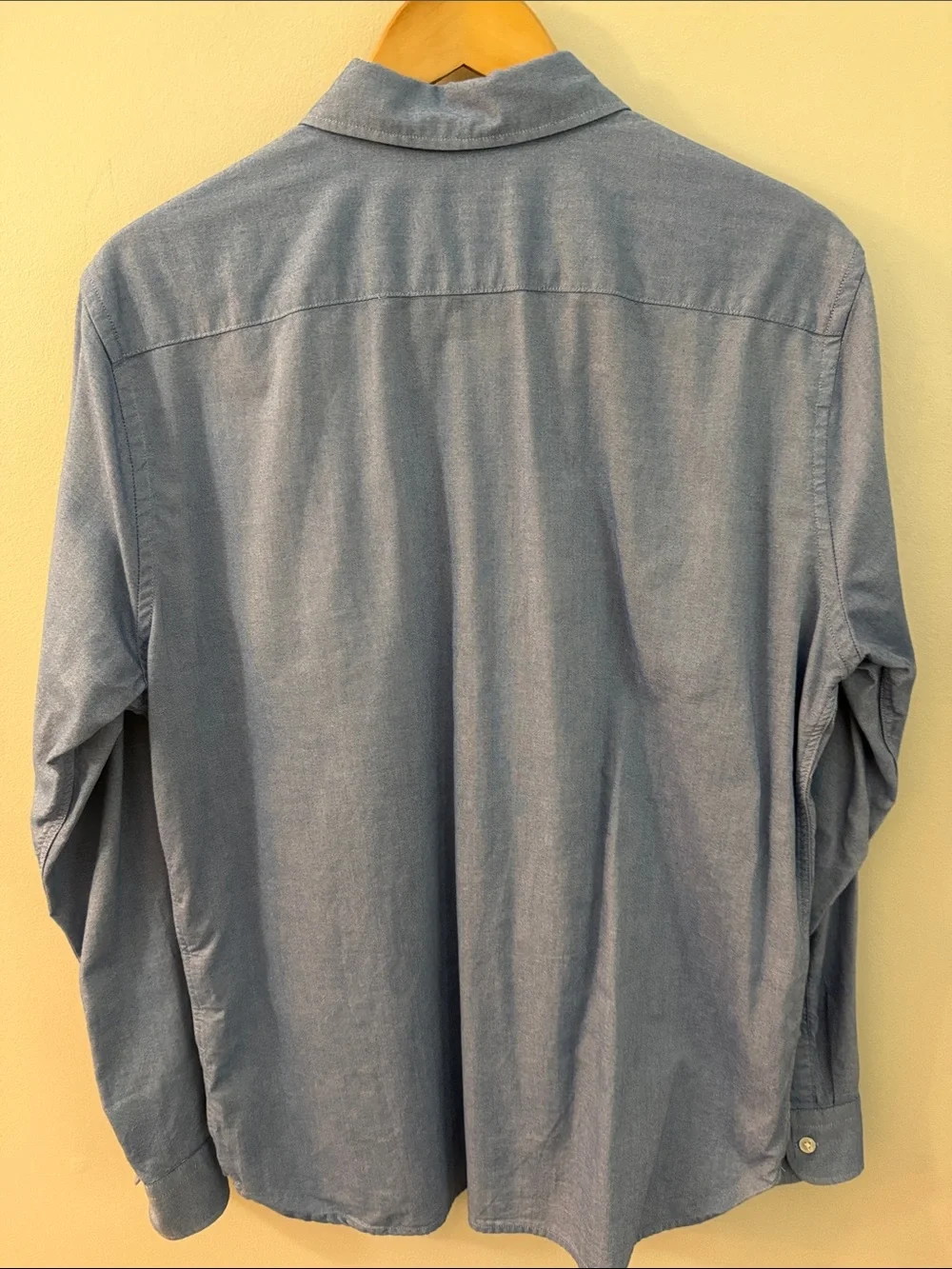 Levi's Men's Light Blue Oxford Button-Down Shirt